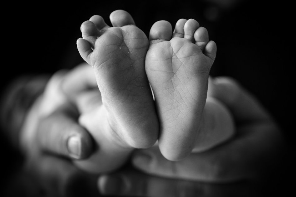 newborn baby portrait showing tiny feet